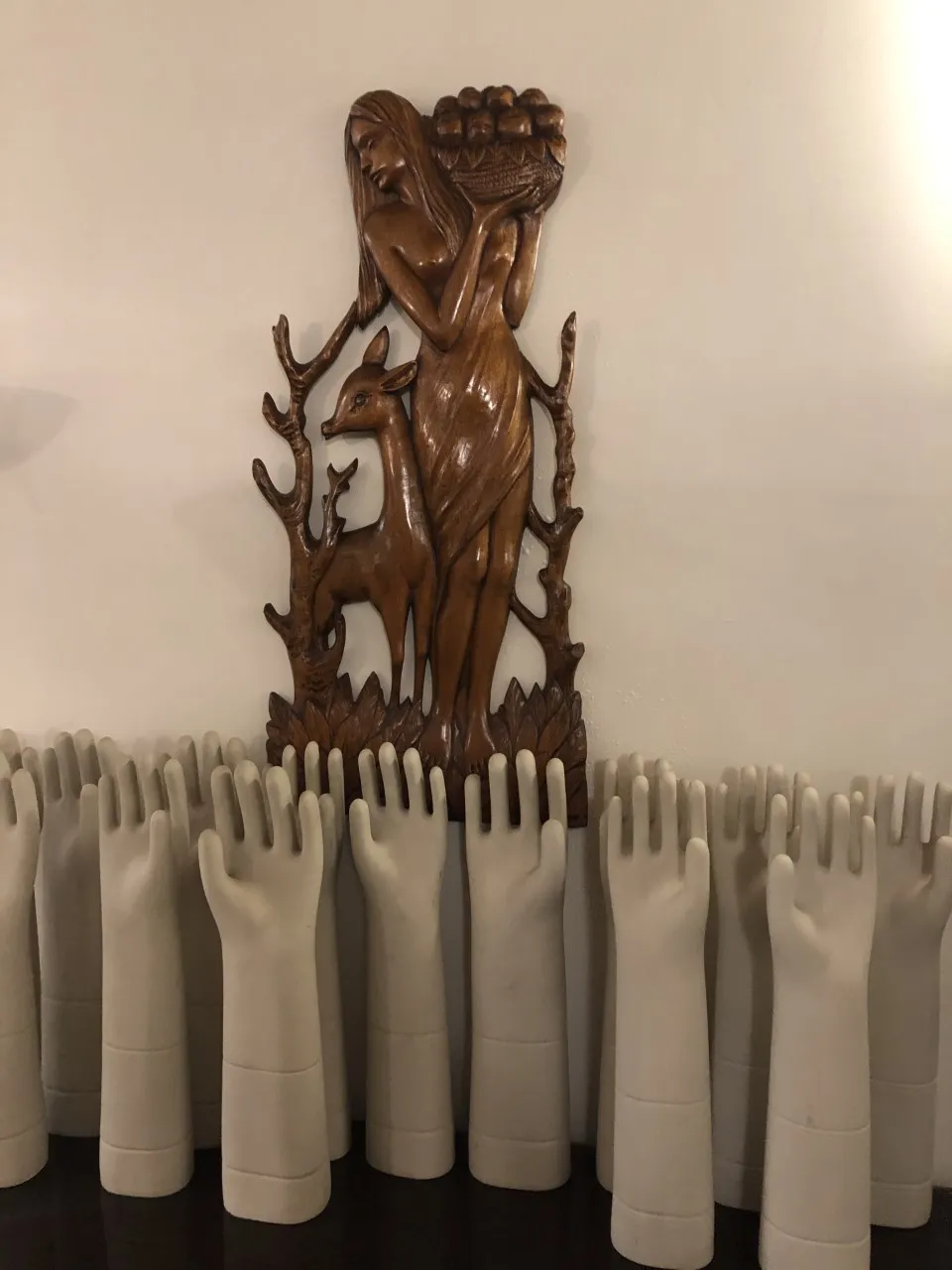 Placa de pared antigua Zadra con figura y ciervo.