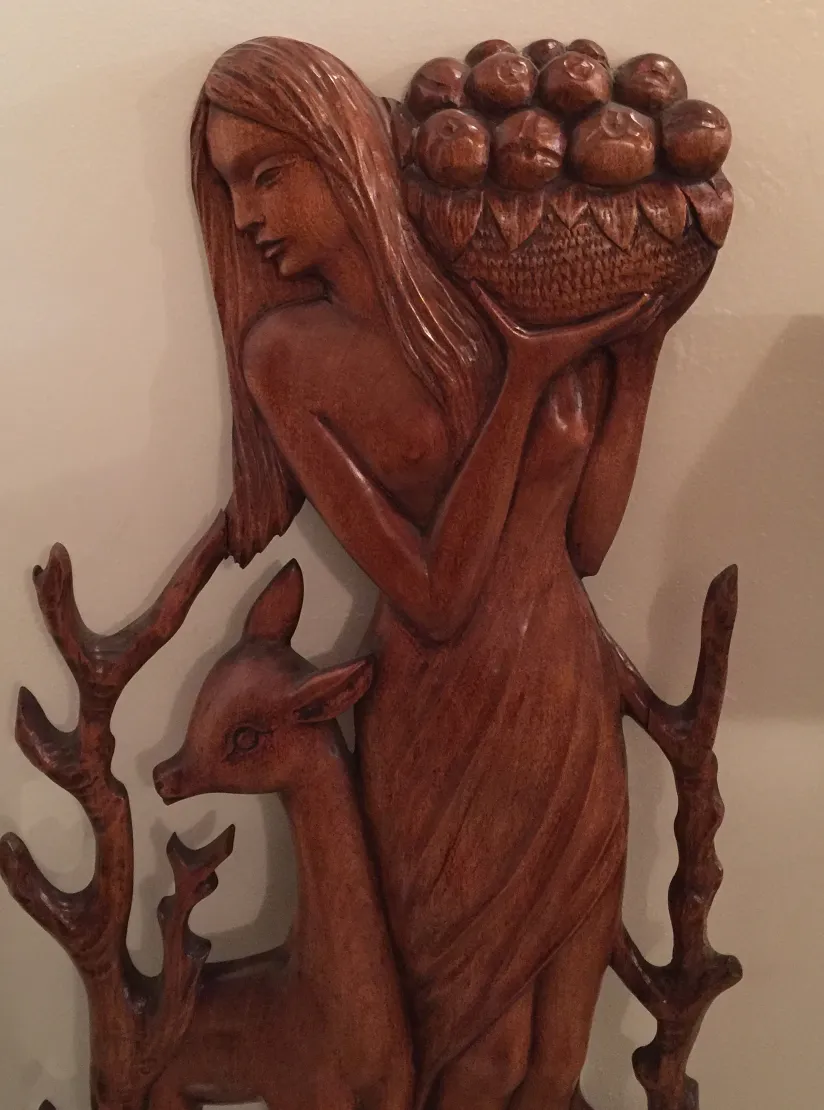 antigua placa de pared con figura femenina y ciervo