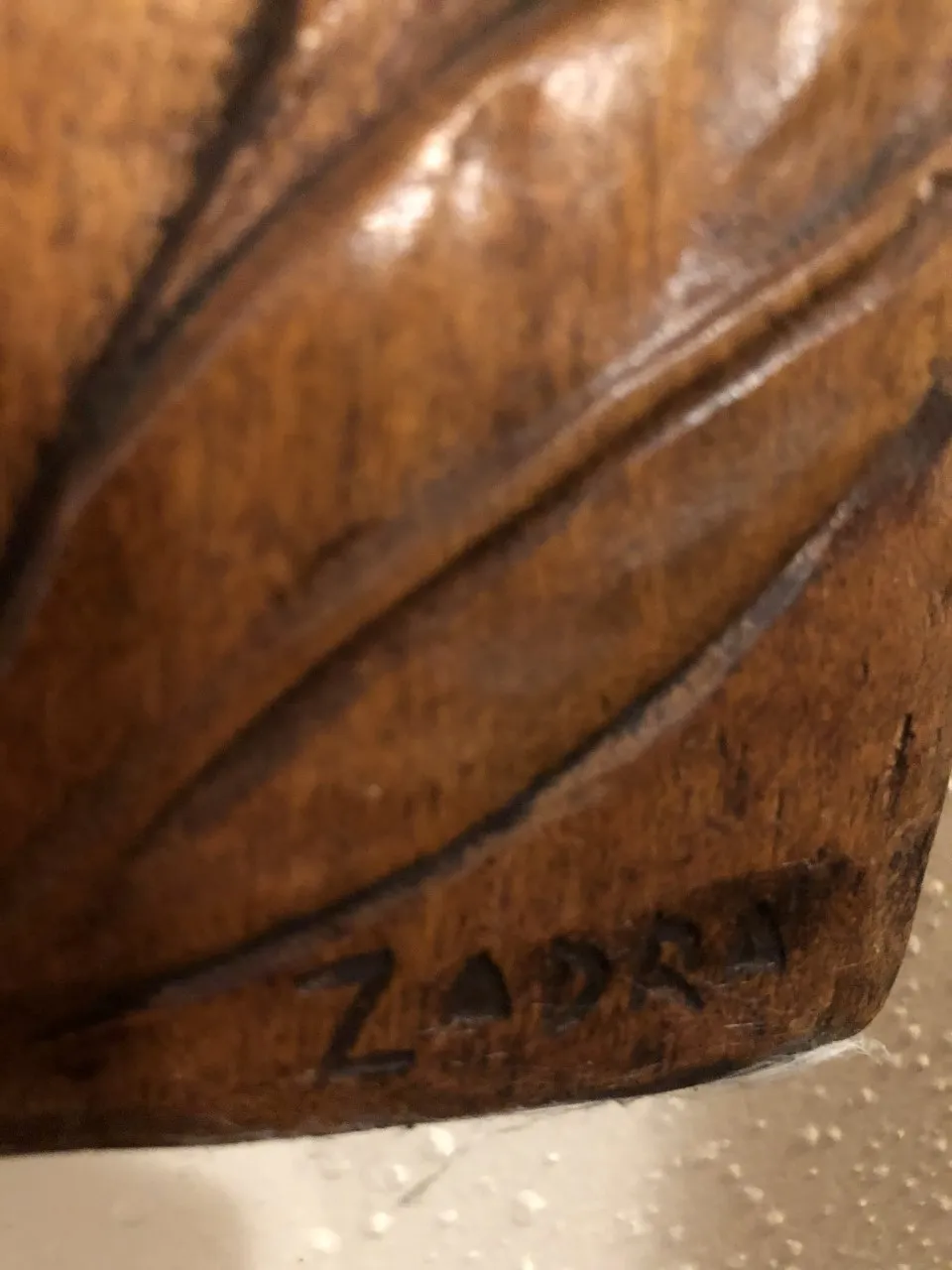 Placa de parede antiga com assinatura Zadra.