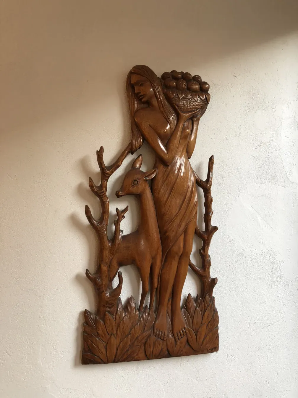 Plaque murale ancienne représentant une femme et un cerf, Zadra.
