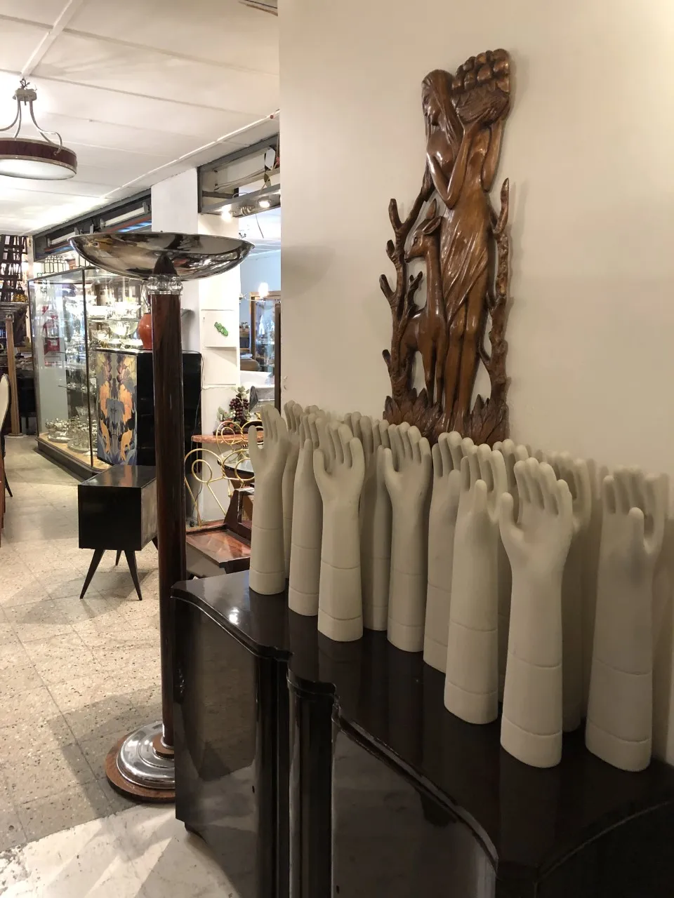 placa de parede decorativa antiga em um ambiente clássico