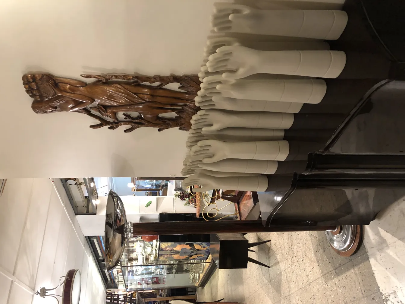 पुरानी दीवार प्लेट कलात्मक डिज़ाइन के साथ सजावटी माहौल में