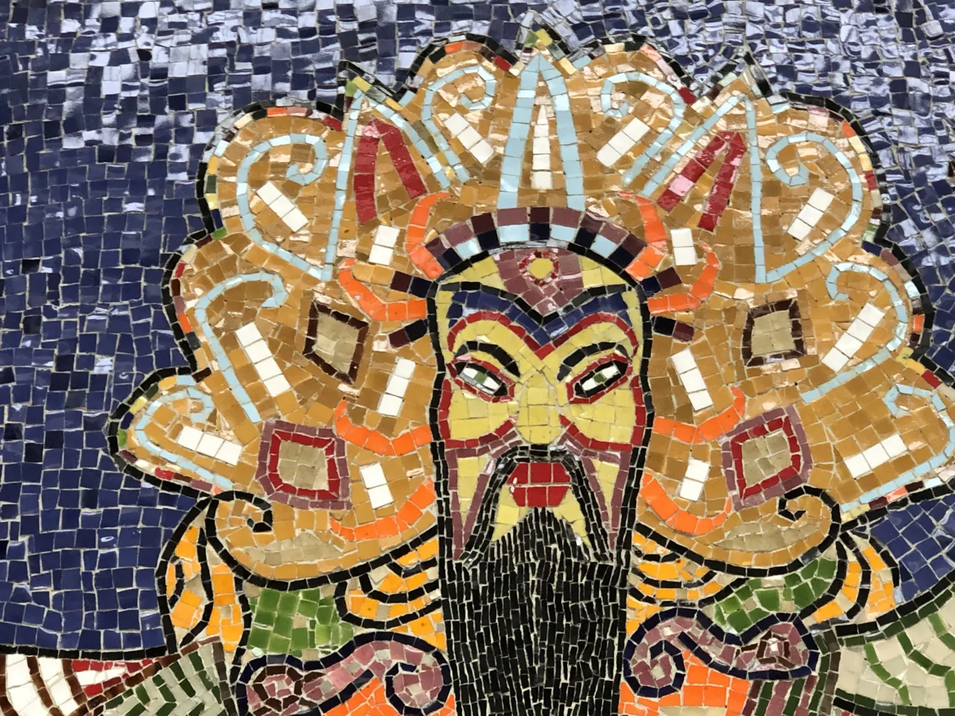 Quadro a mosaico antico con colori vivaci e forme varie.