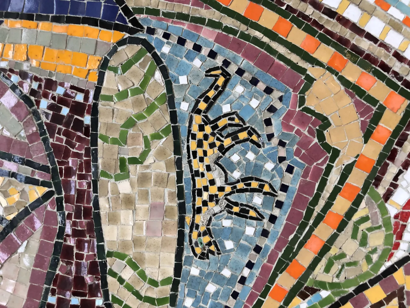 Panneau de mosaïque ancien avec des couleurs vives et des formes variées.
