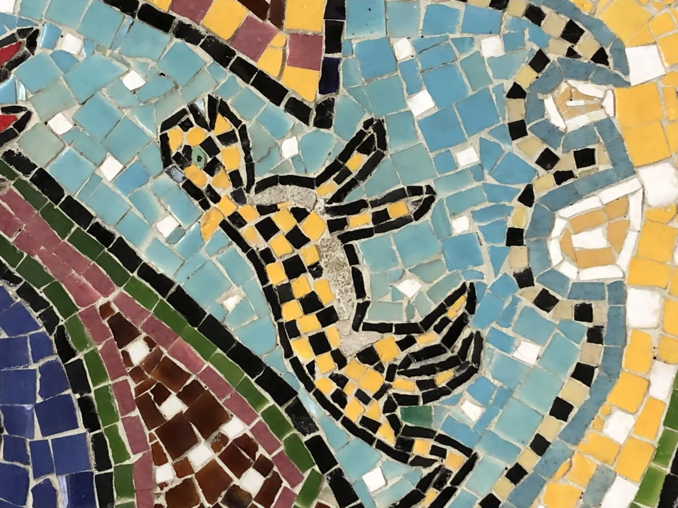 Panneau de mosaïque ancien avec des couleurs vives et des figures d'animaux