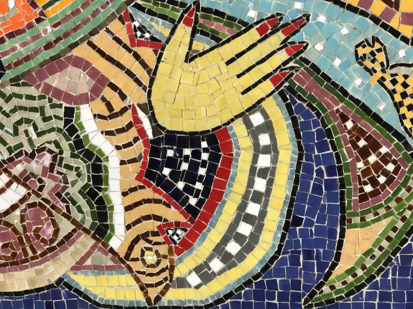 Cuadro de mosaicos antiguo colorido con formas variadas