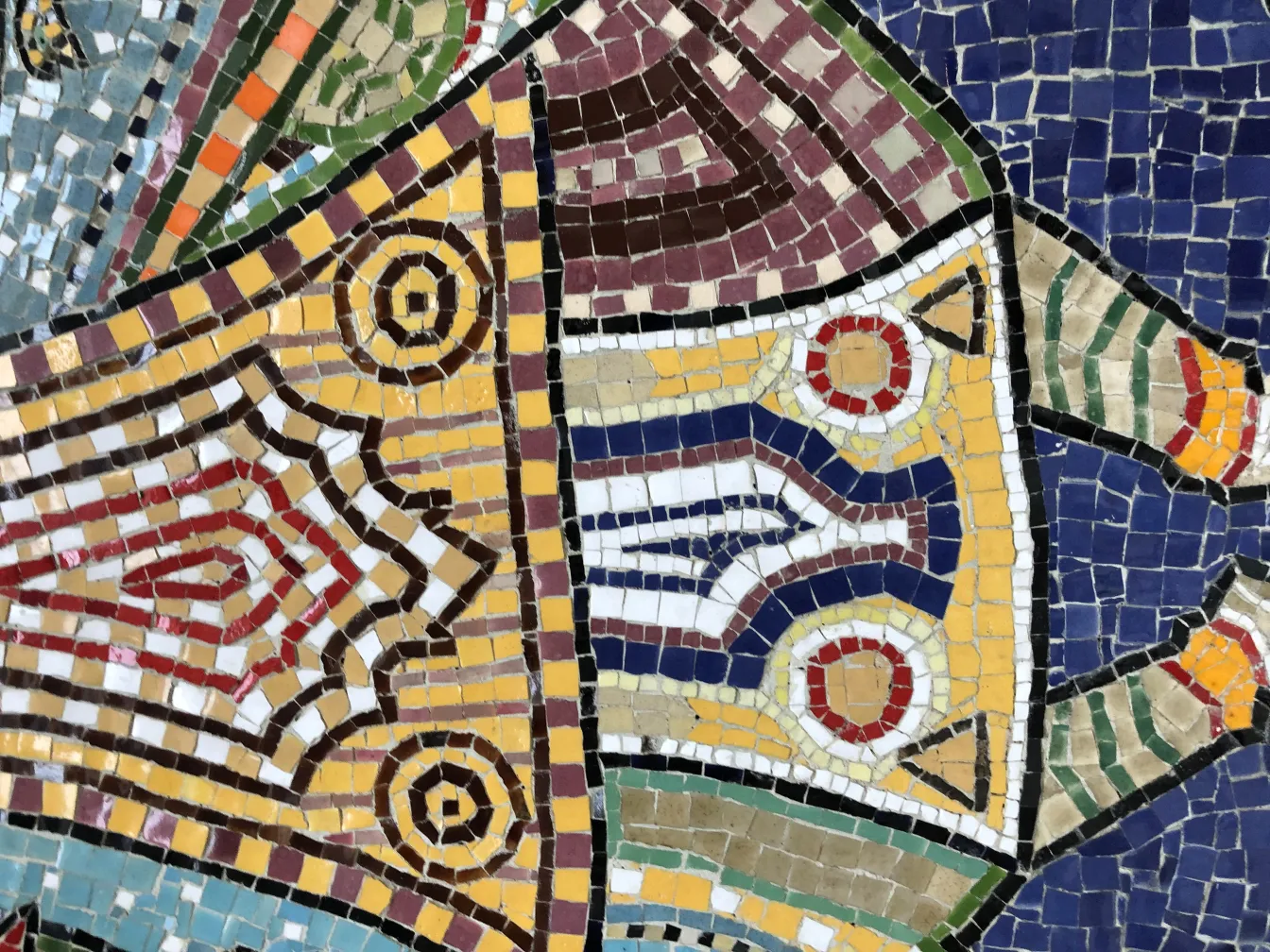 Panneau de mosaïque ancien avec des couleurs vives et des motifs géométriques.