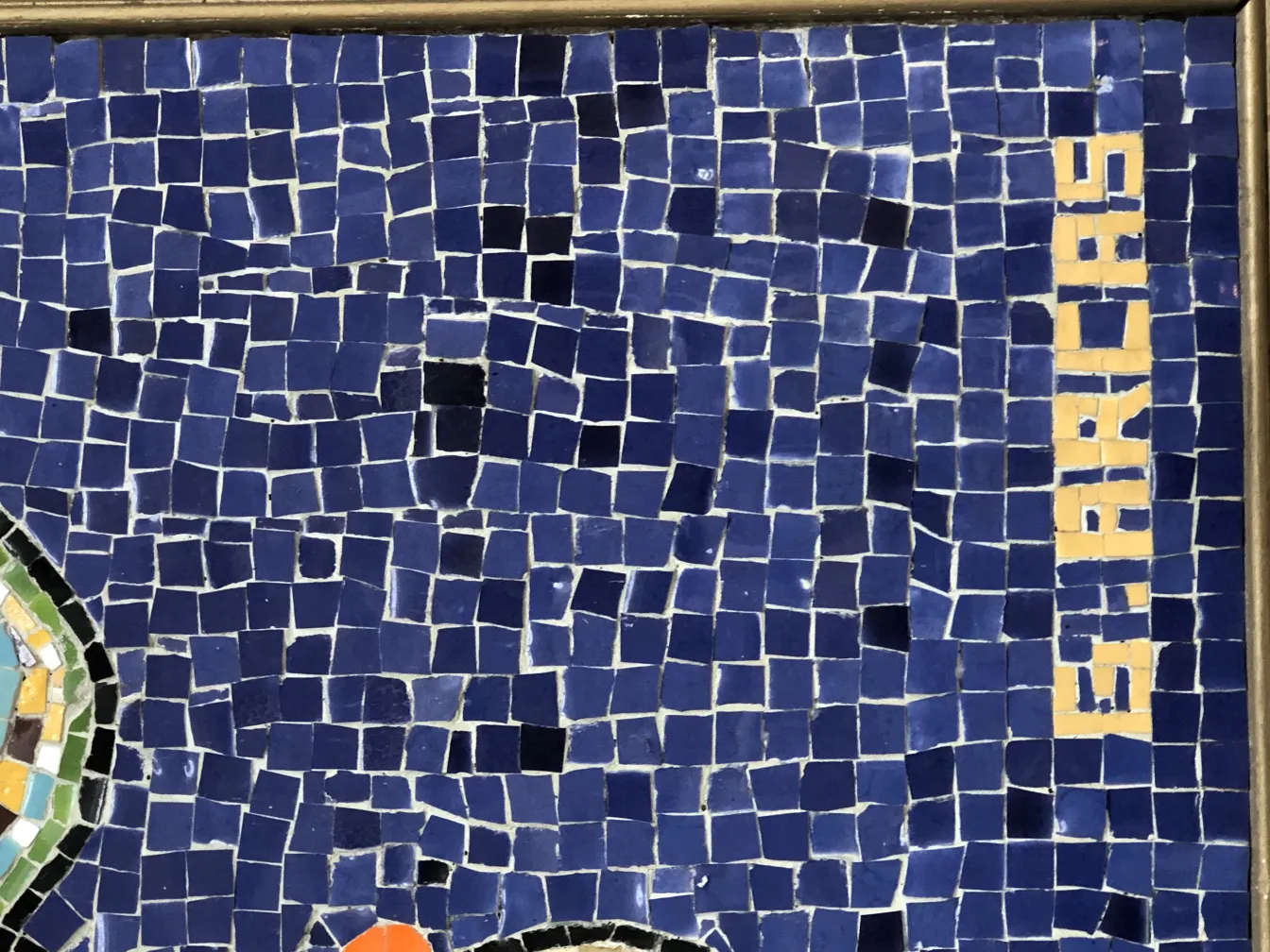 Quadro de mosaico antigo em tons de azul e formas variadas, criando uma atmosfera vibrante.