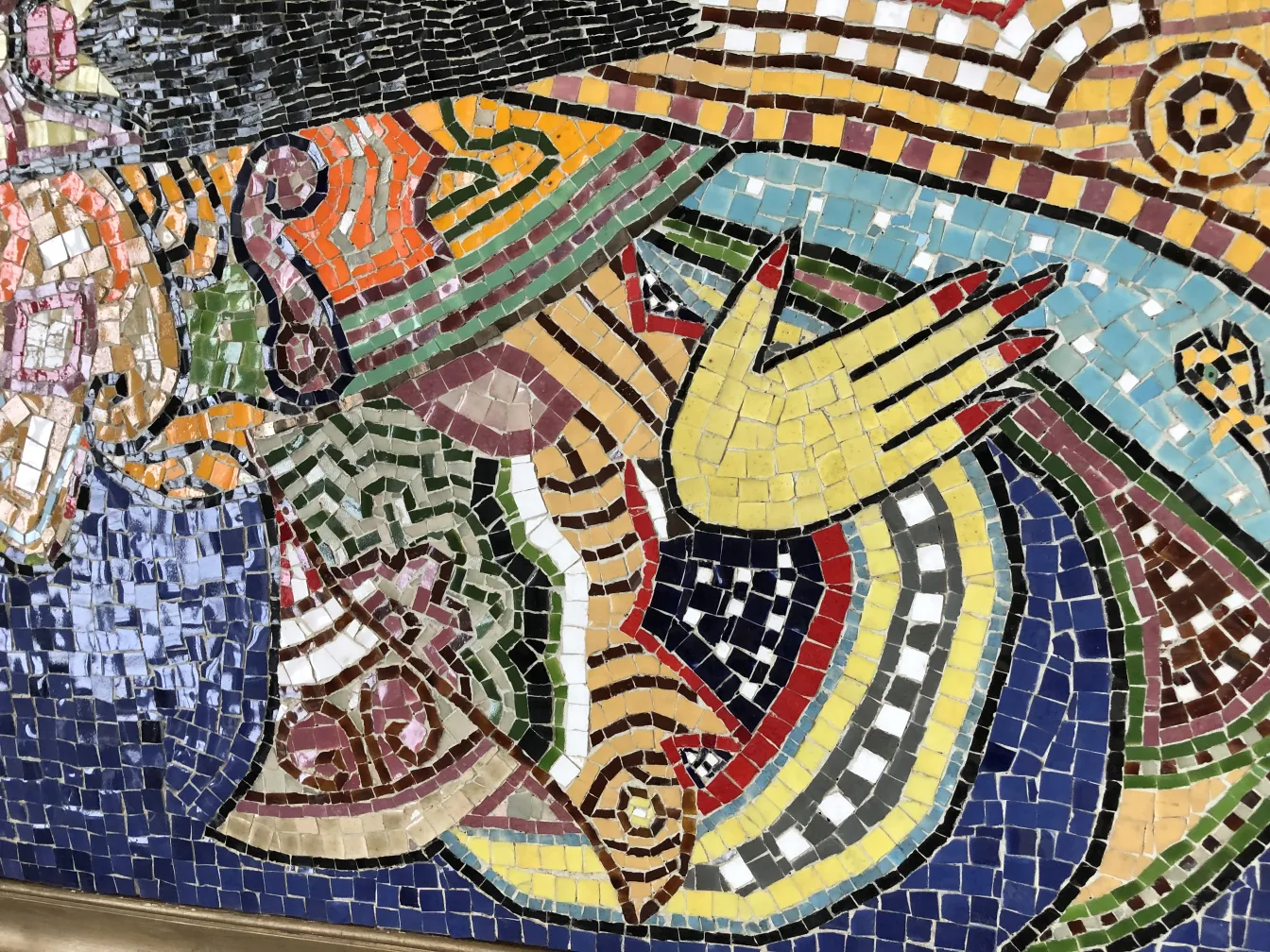 Cuadro de mosaicos antiguo decorativo con colores variados.