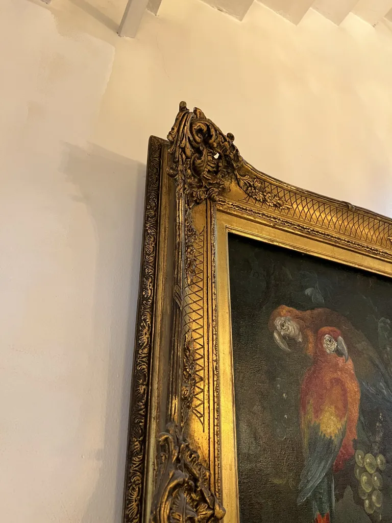 détail de cadre doré et peinture d'oiseaux