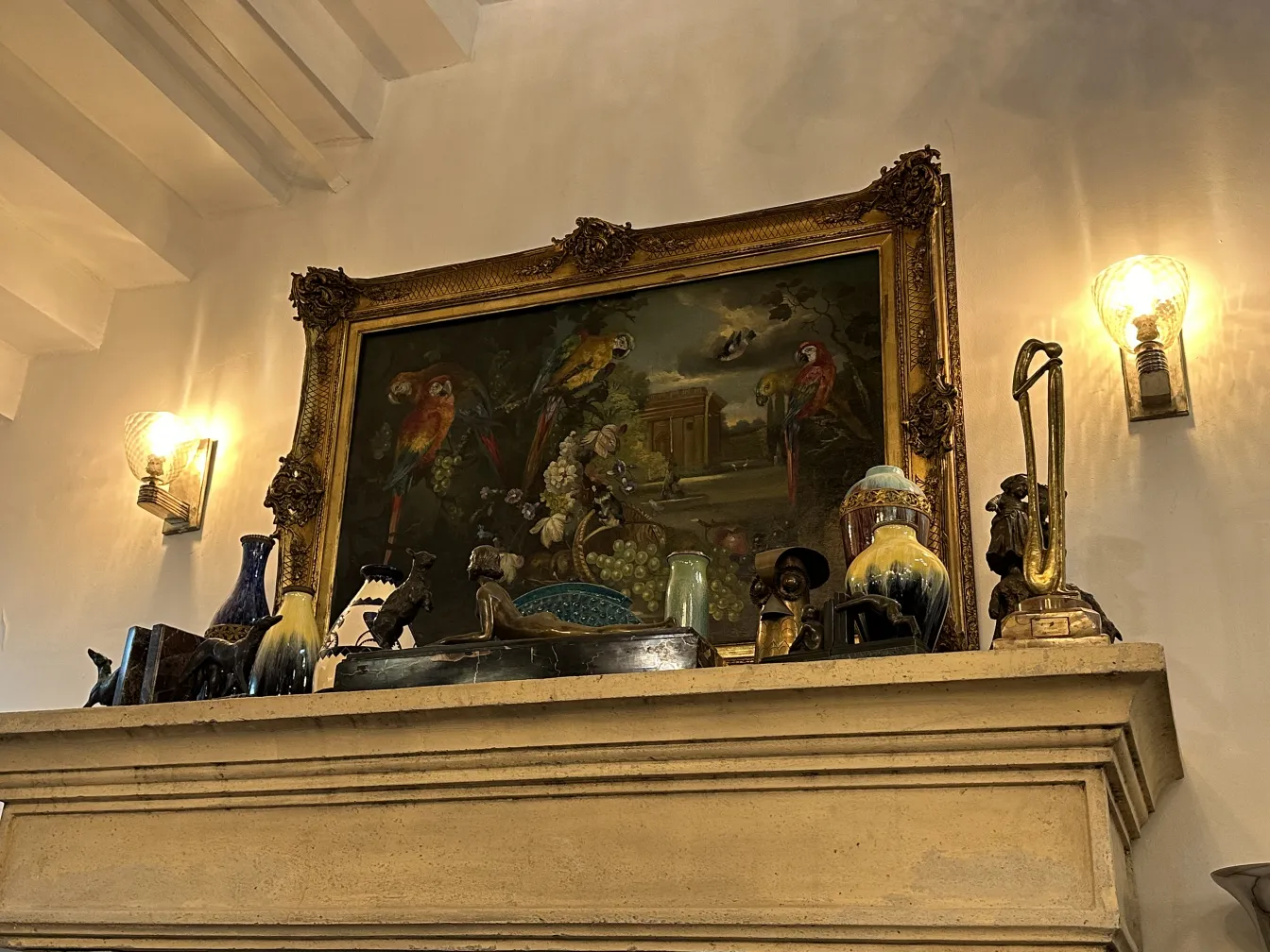 Alte Malerei mit bunten Vögeln und Blumen im Hintergrund.