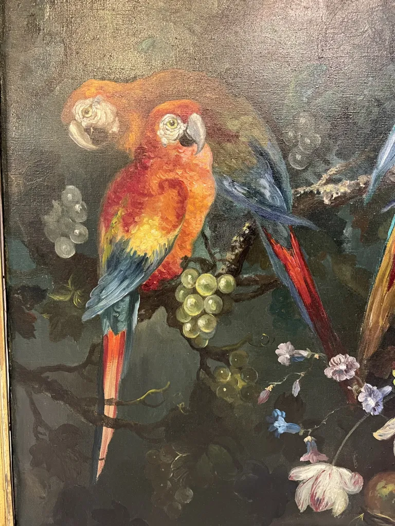 Pintura antigua de aves coloridas sobre fondo oscuro con frutas