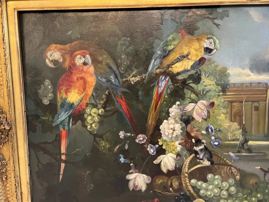 古い絵、色鮮やかな鳥と自然の風景。