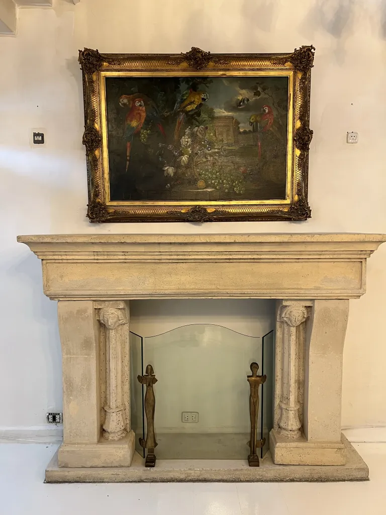 고대의 화려한 새 그림이 금색 프레임에 담겨있다