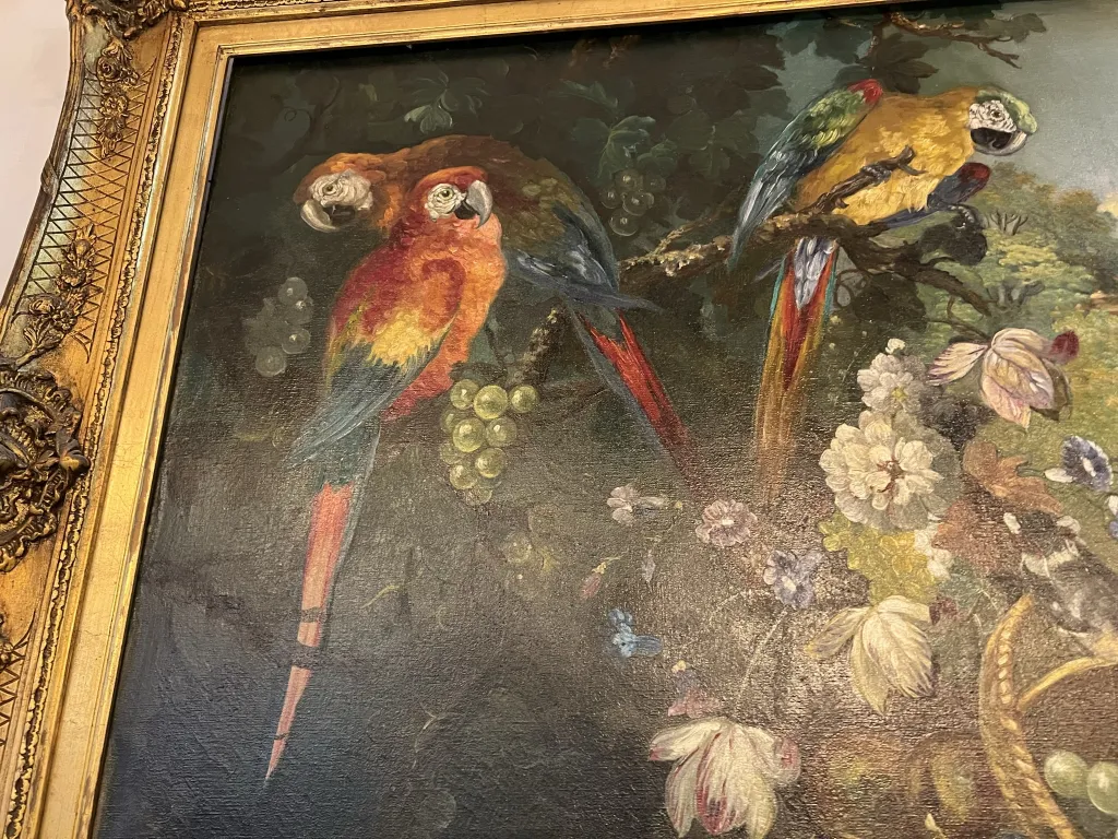 古老的画作，以丰富多彩的鸟类和花卉为特点，背景自然。