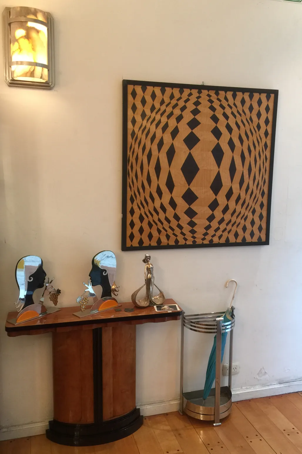 opera antica di intarsio decorativo con motivi geometrici