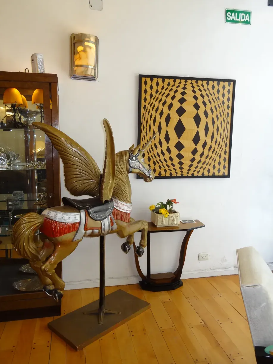 antiga marchetaria com design geométrico em um ambiente aconchegante