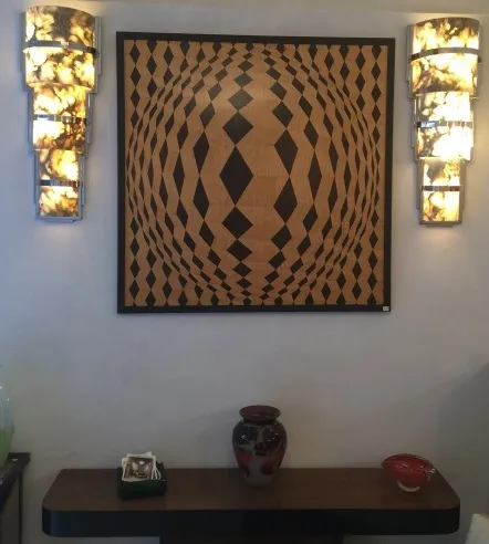 壁に掛けられたダイヤモンド形の古代寄木細工作品