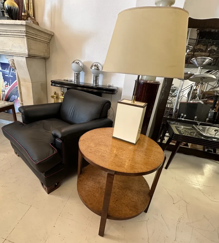 Dos lámparas de mesa antiguas en un ambiente elegante