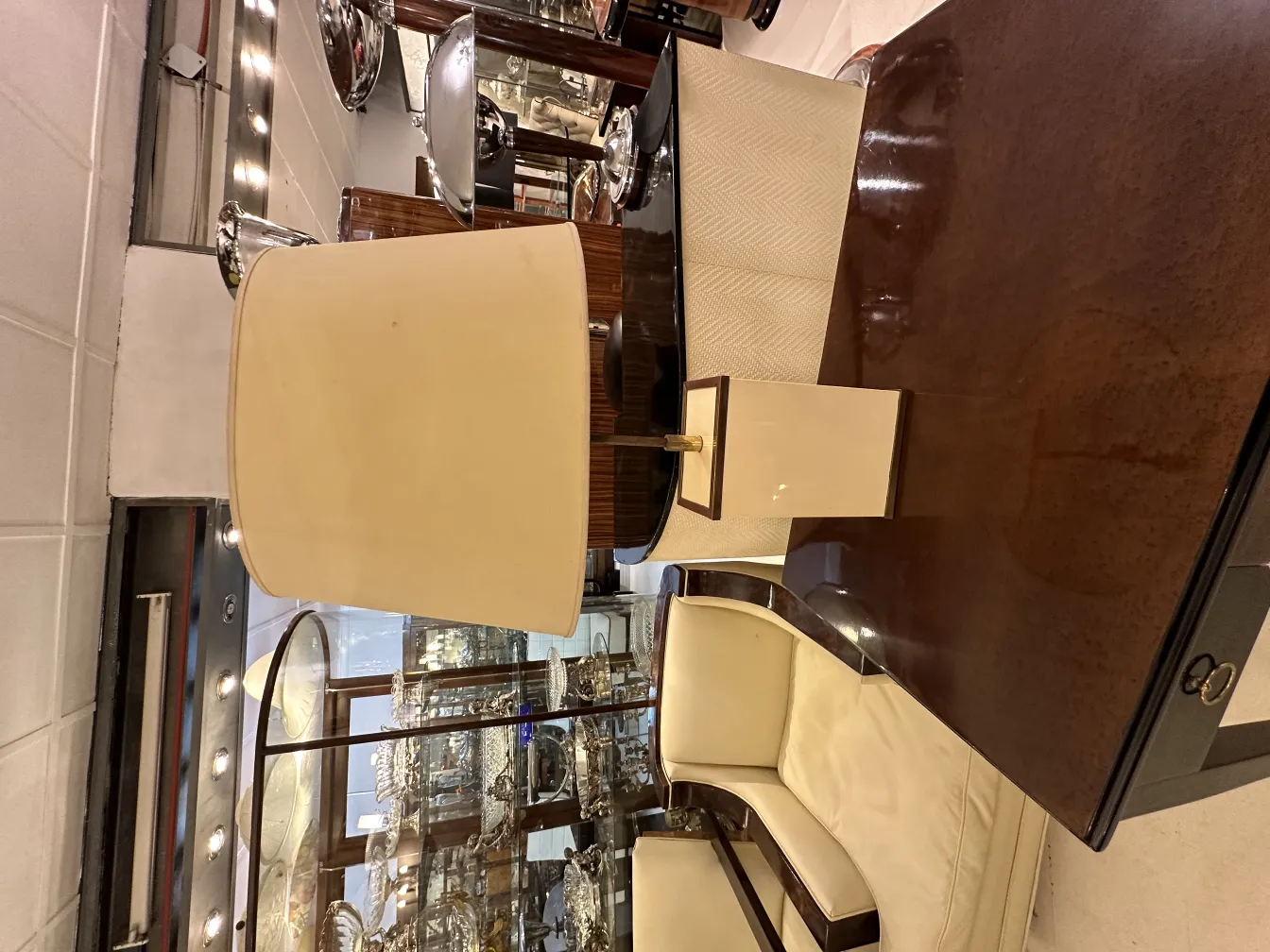 テーブルランプ2台が優雅な家具のある店に