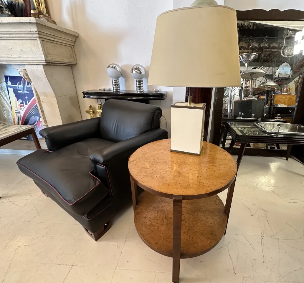 dos lámparas de mesa antiguas con bases elegantes en un ambiente acogedor