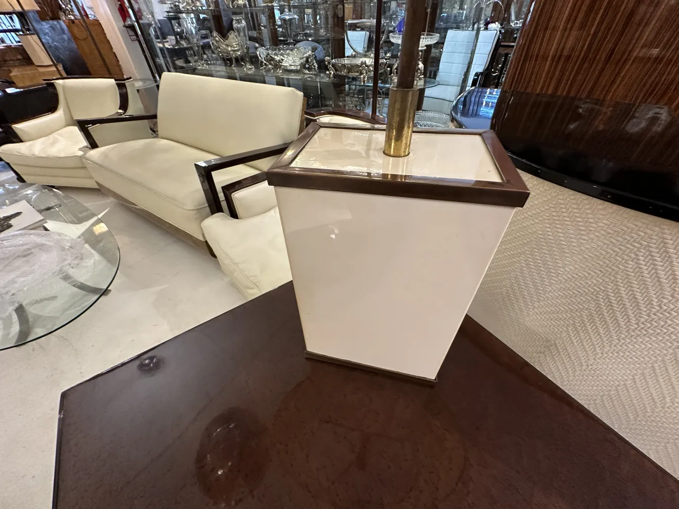 zwei Tischleuchten mit eleganten Füßen in einer antiken Umgebung