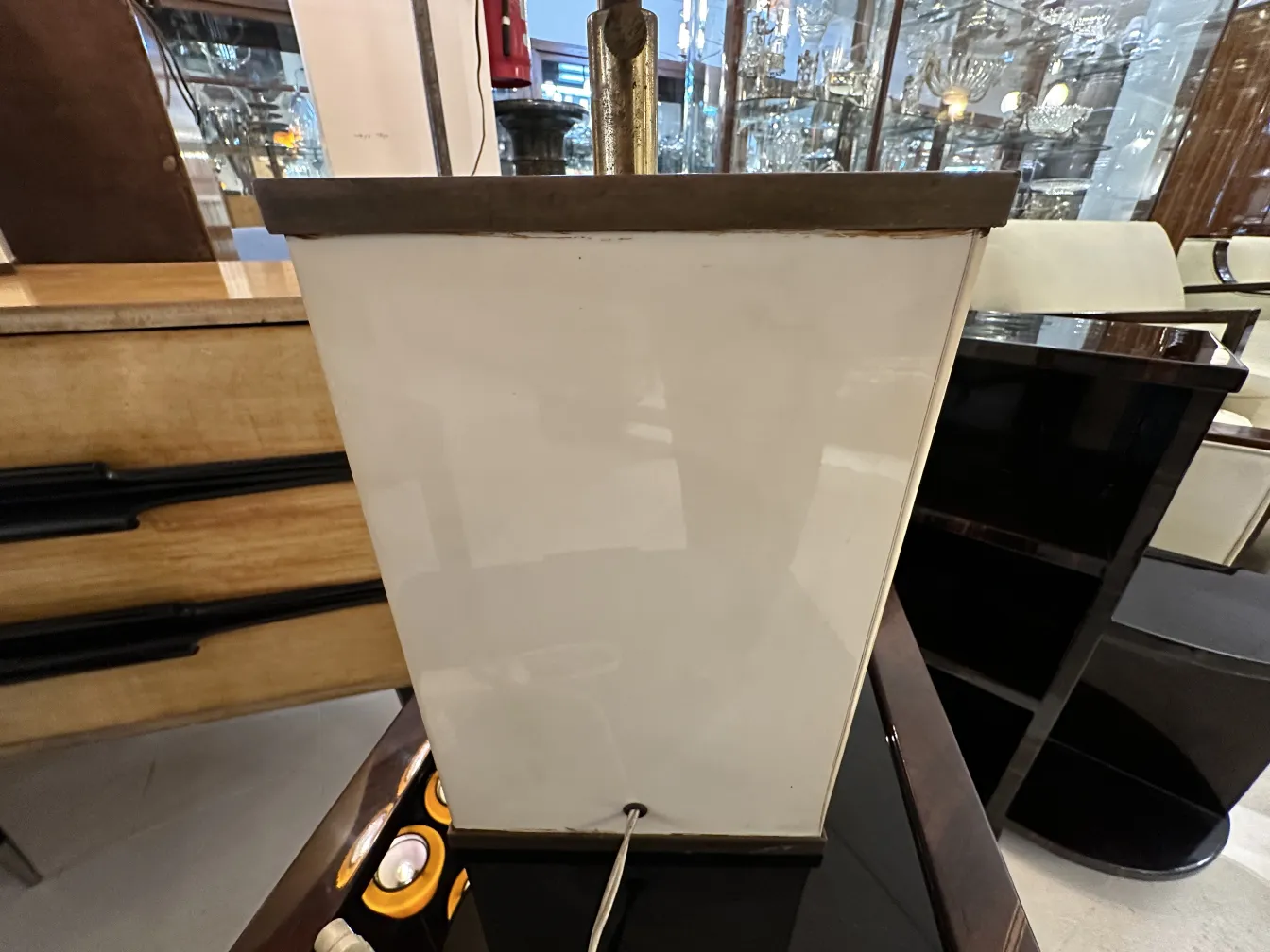 エレガントな環境にある2台の古いテーブルランプ、背景には家具がある