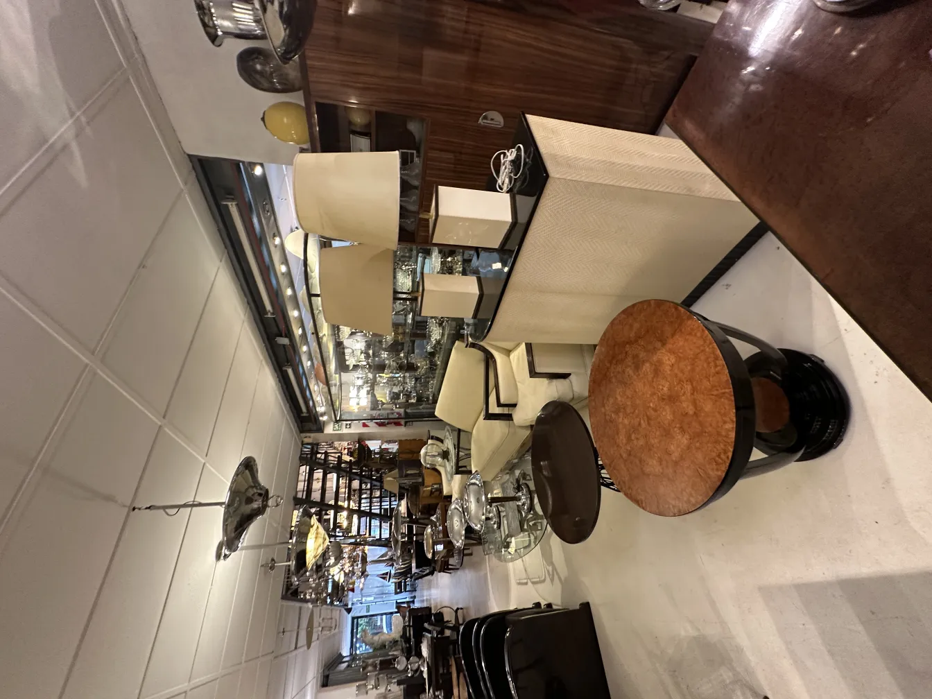 dos lámparas de mesa antiguas en un ambiente acogedor