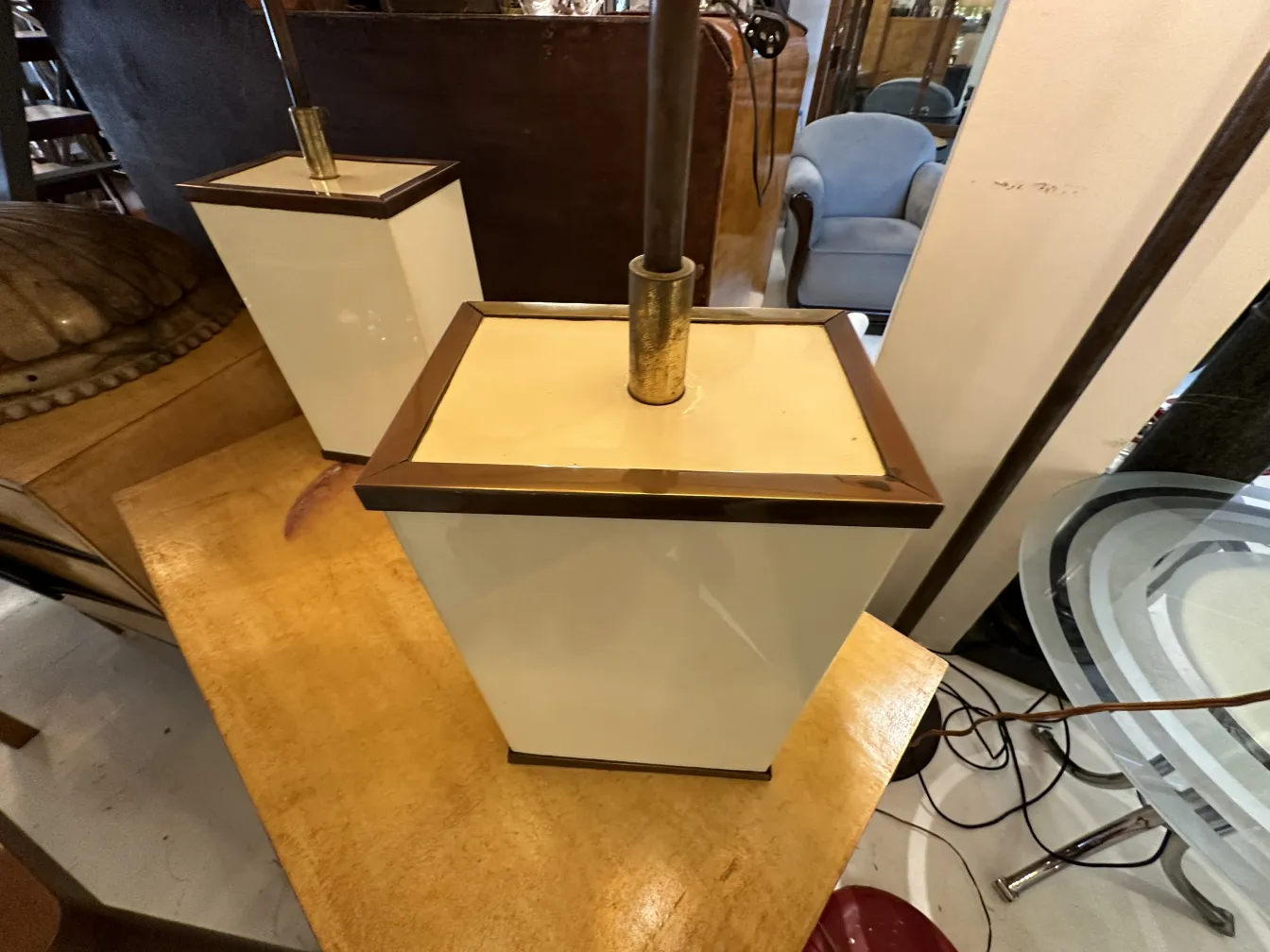 две старинные настольные лампы, современный элегантный дизайн, идеально подходят для декора.