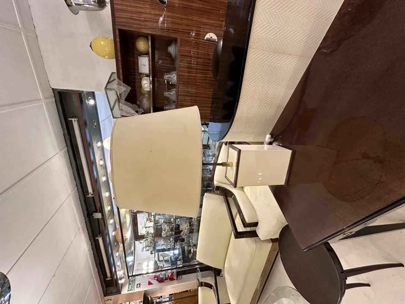 duas lâmpadas de mesa antigas em um ambiente de decoração elegante