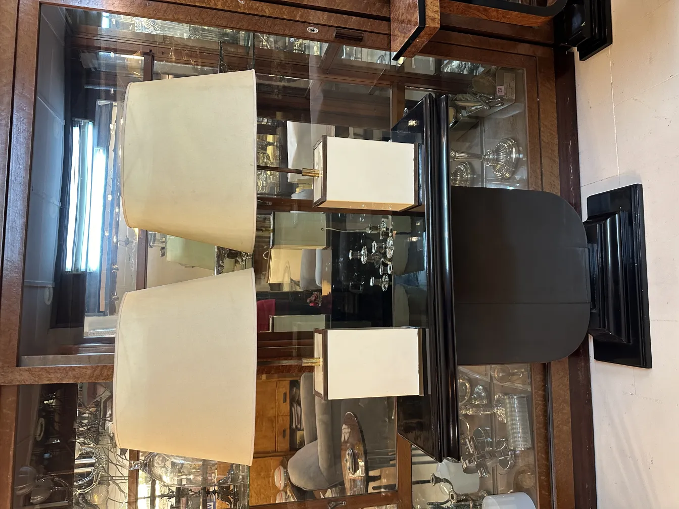 Due lampade da tavolo antiche con paralumi in un ambiente elegante