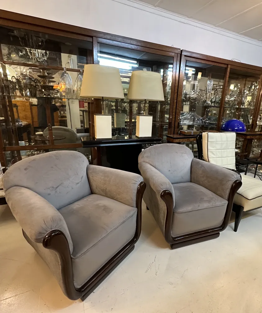 duas lâmpadas de mesa antigas em um ambiente decorativo aconchegante