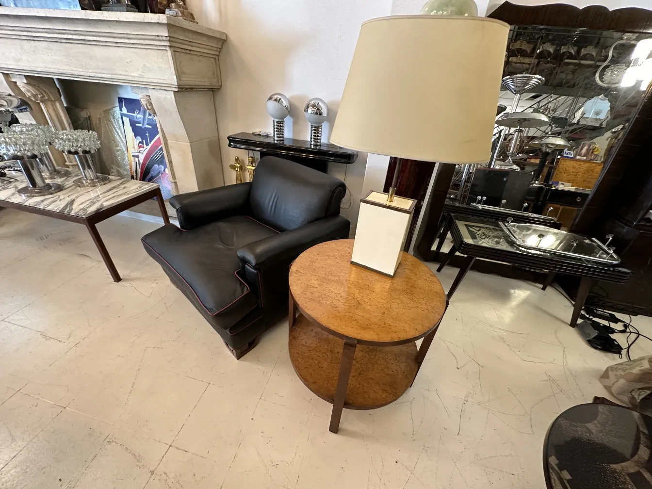 due lampade da tavolo antiche con basi eleganti, in un ambiente accogliente