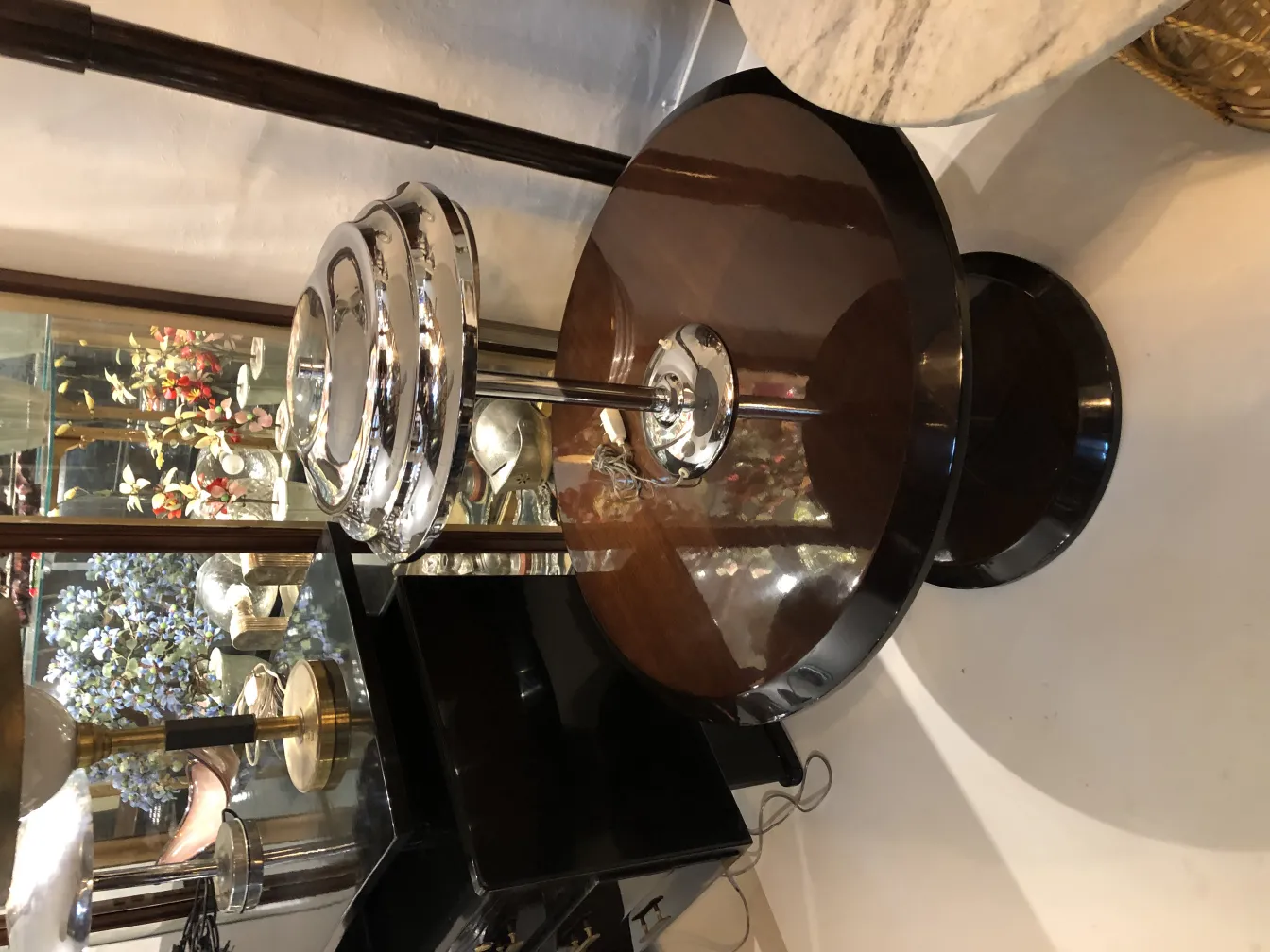 dos lámparas de mesa antiguas con diseños únicos, en un ambiente acogedor