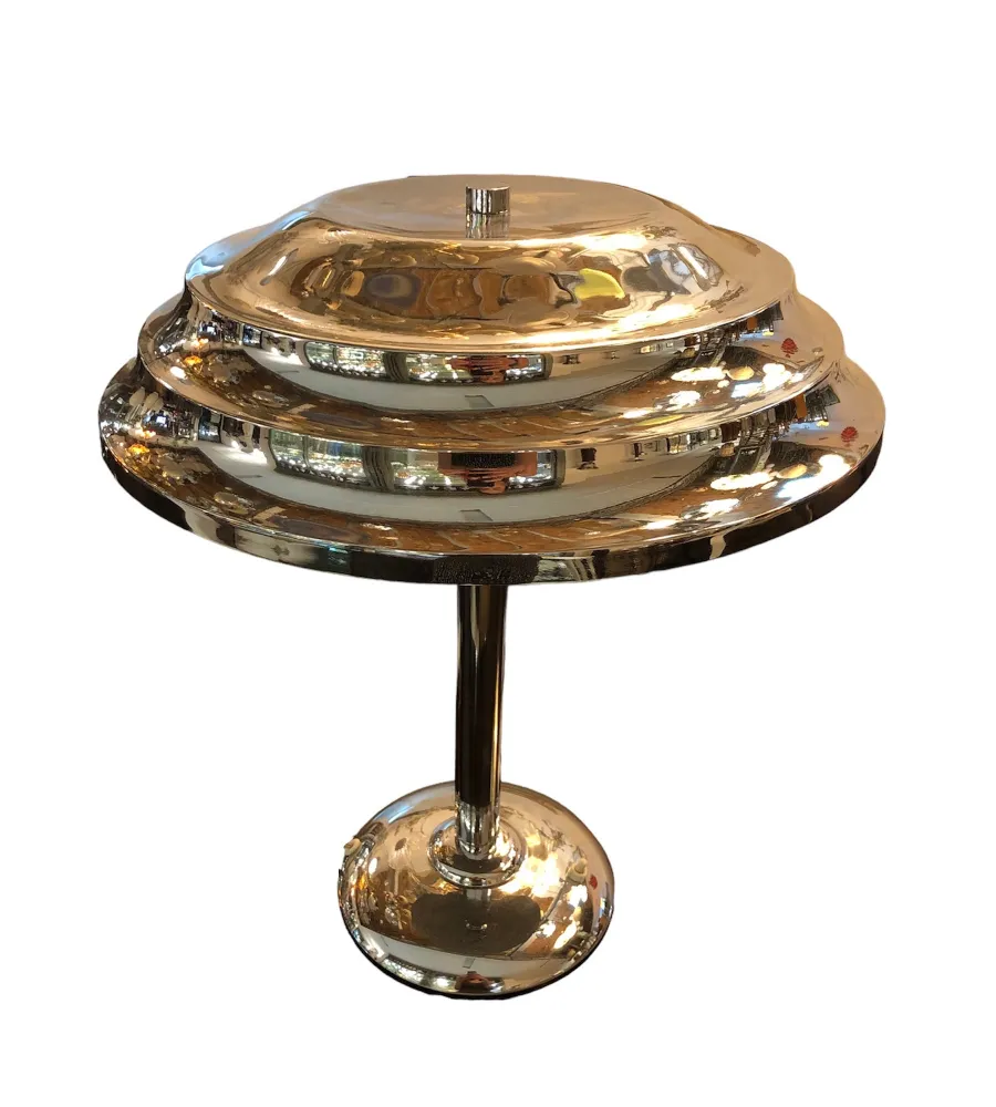 Due lampade da tavolo antiche con forme eleganti e lucenti