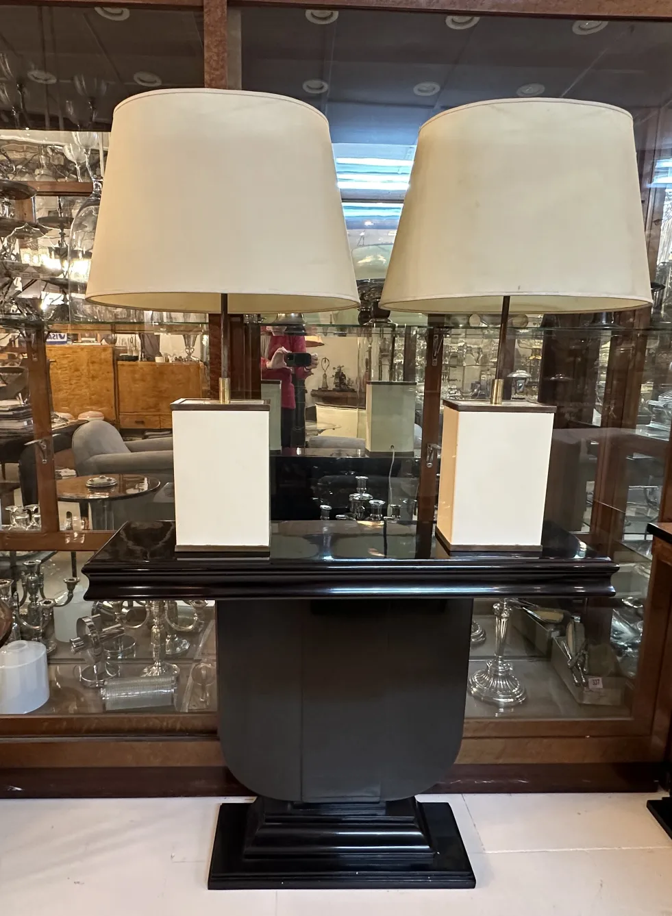 dos lamparas de mesa antiguas con pantallas beige