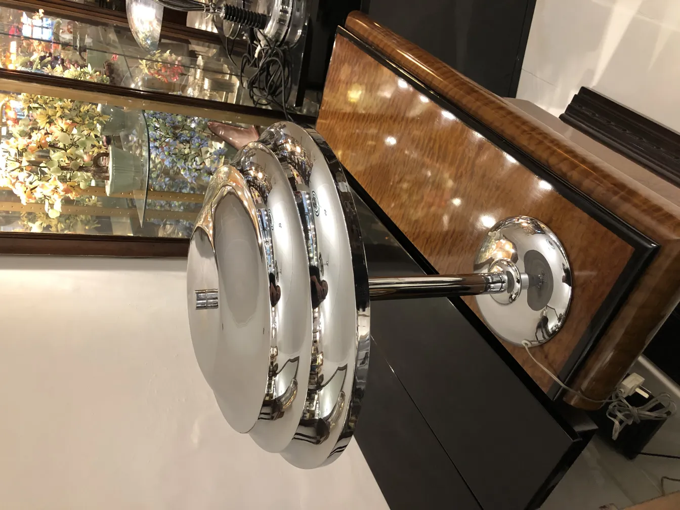 dos lámparas de mesa antiguas con estilo atractivo