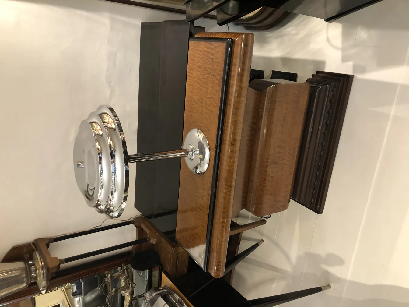 Due lampade da tavolo antiche ed eleganti che abbelliscono un ambiente