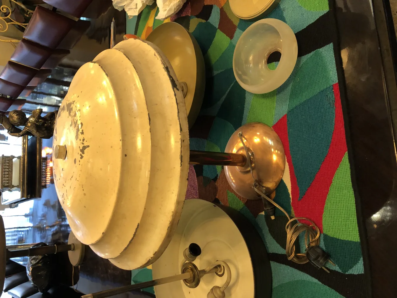 deux lampes de table anciennes et élégantes sur une table