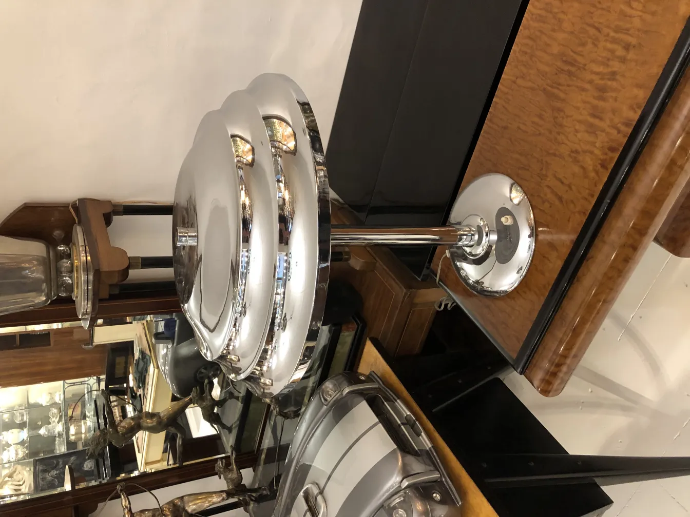 Duas lâmpadas de mesa antigas com estilo elegante sobre uma mesa