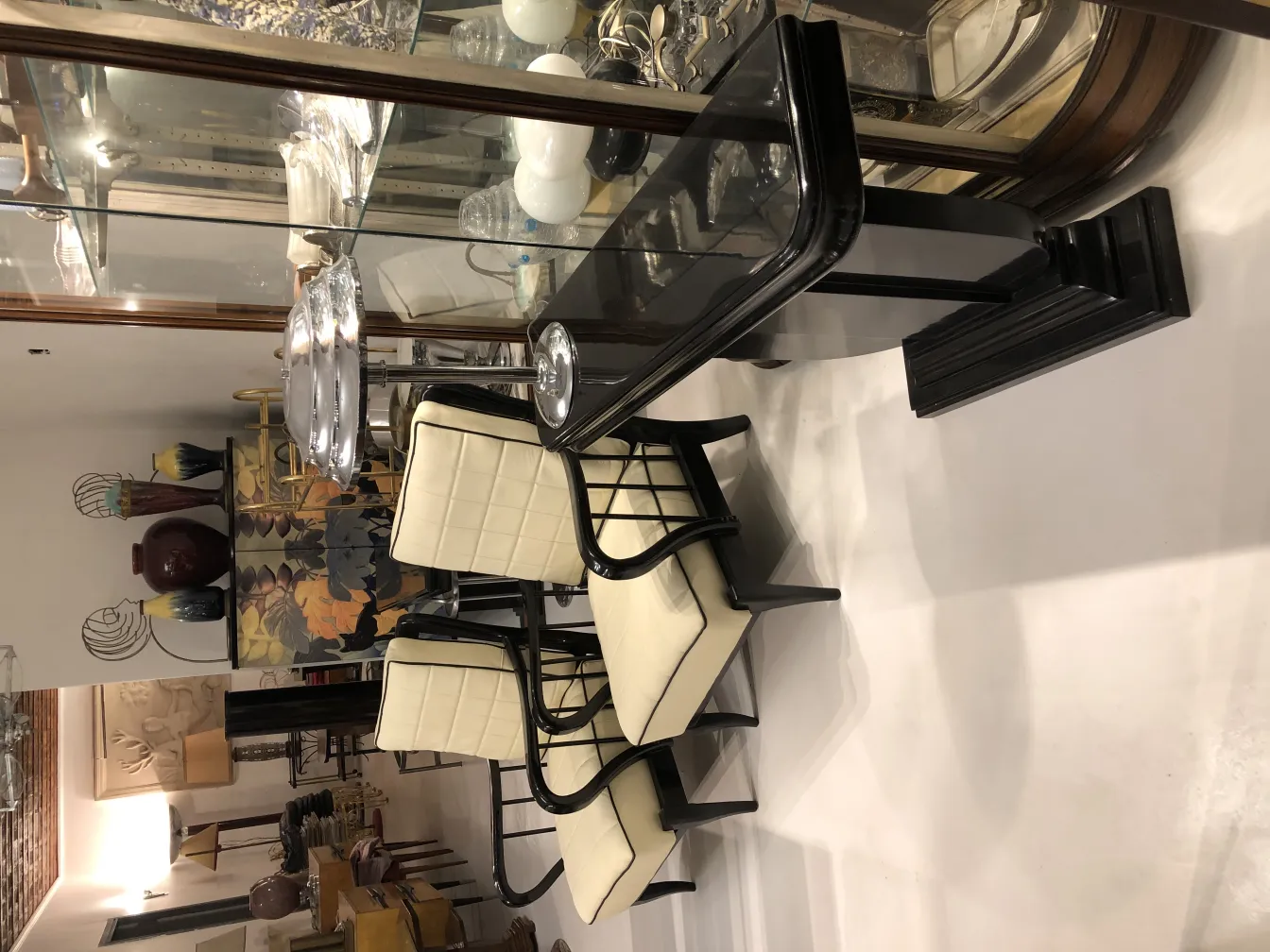 conjunto de 2 lâmpadas de mesa antigas com cadeiras brancas