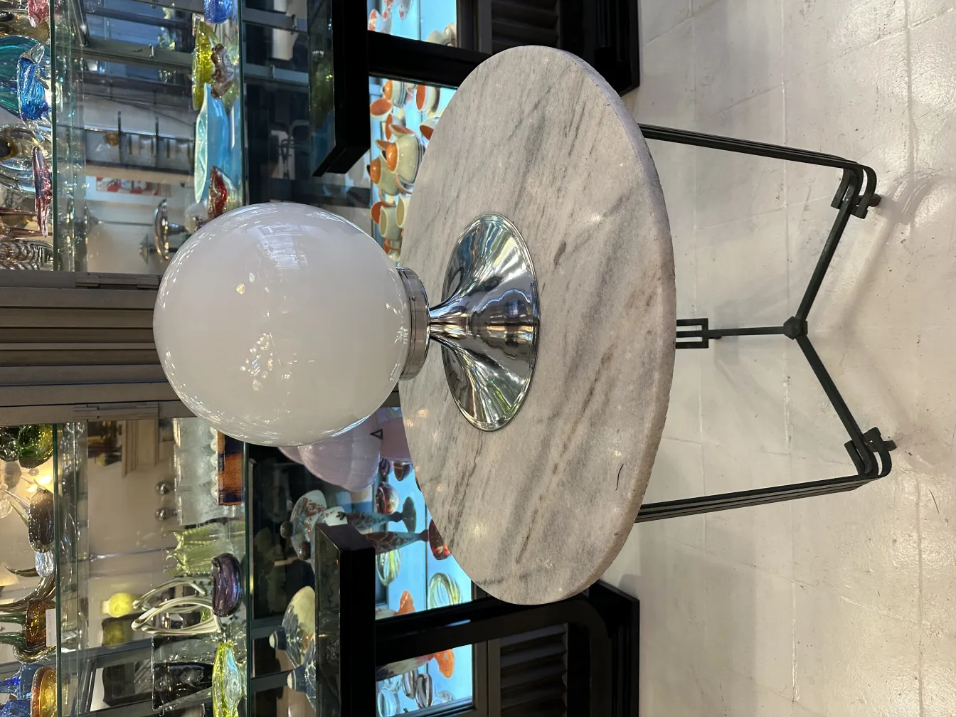 lâmpadas de mesa antigas com bases brilhantes, cercadas por itens decorativos