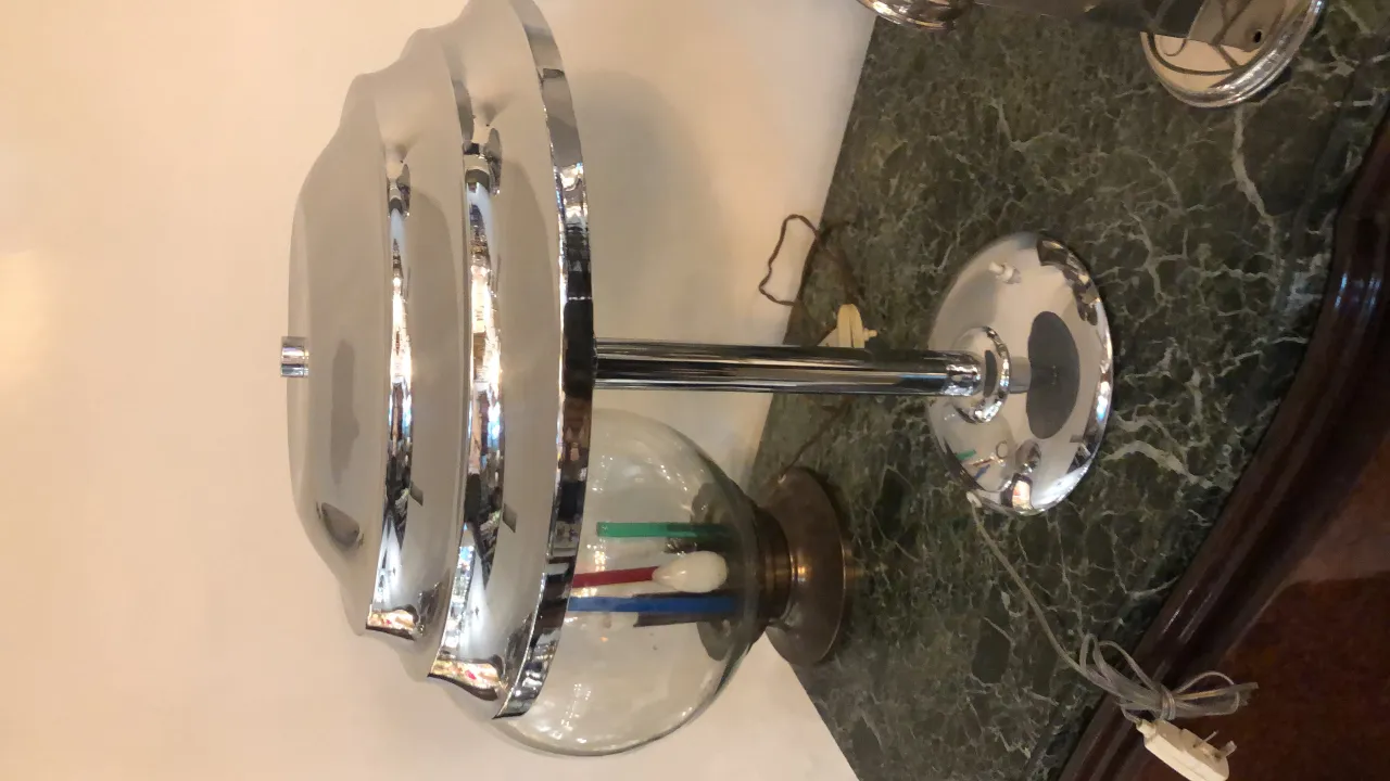 Dos lámparas de mesa antiguas con bases decorativas en un ambiente acogedor