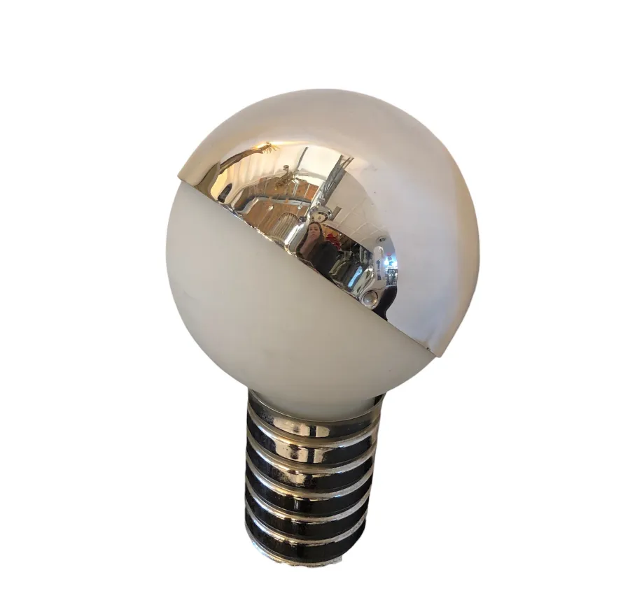 Lâmpadas de mesa antigas com design esférico e base distinta