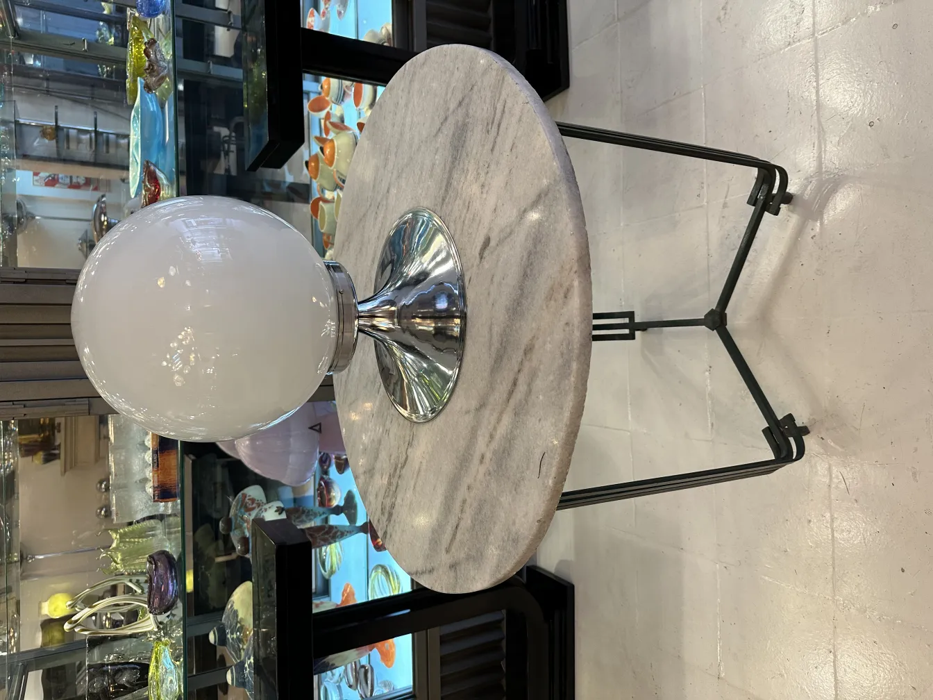 Deux lampes de table anciennes avec ampoules sphériques et bases brillantes dans un cadre élégant.