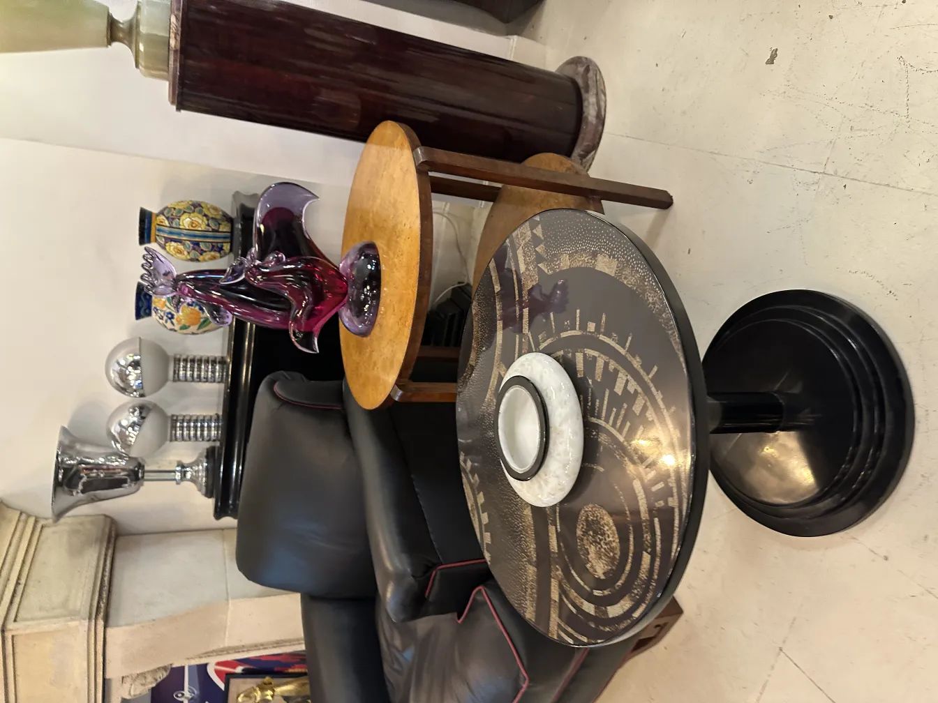 2 lampade da tavolo antiche ed eleganti in un ambiente accogliente