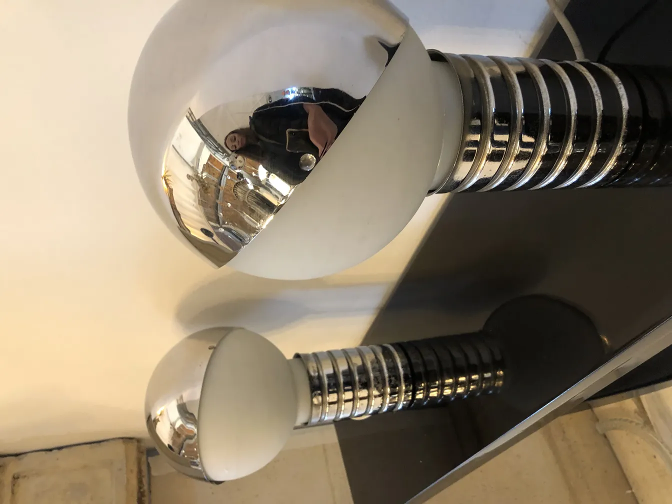 duas lampadas de mesa antigas com design elegante em um ambiente minimalista.