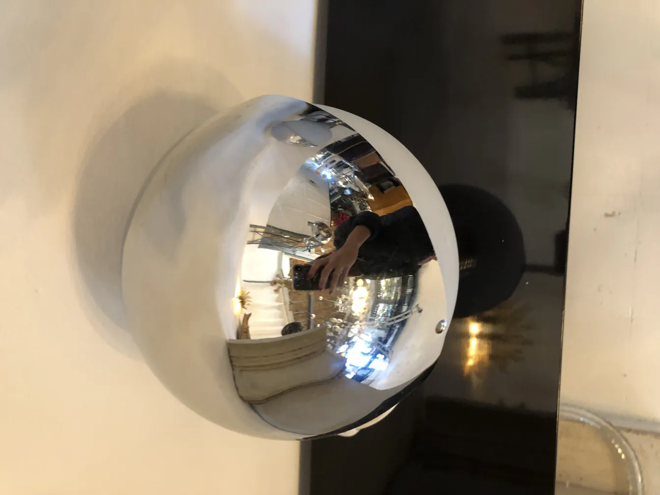 Vista de 2 lâmpadas de mesa clássicas em um ambiente elegante, com reflexos e luz suave.