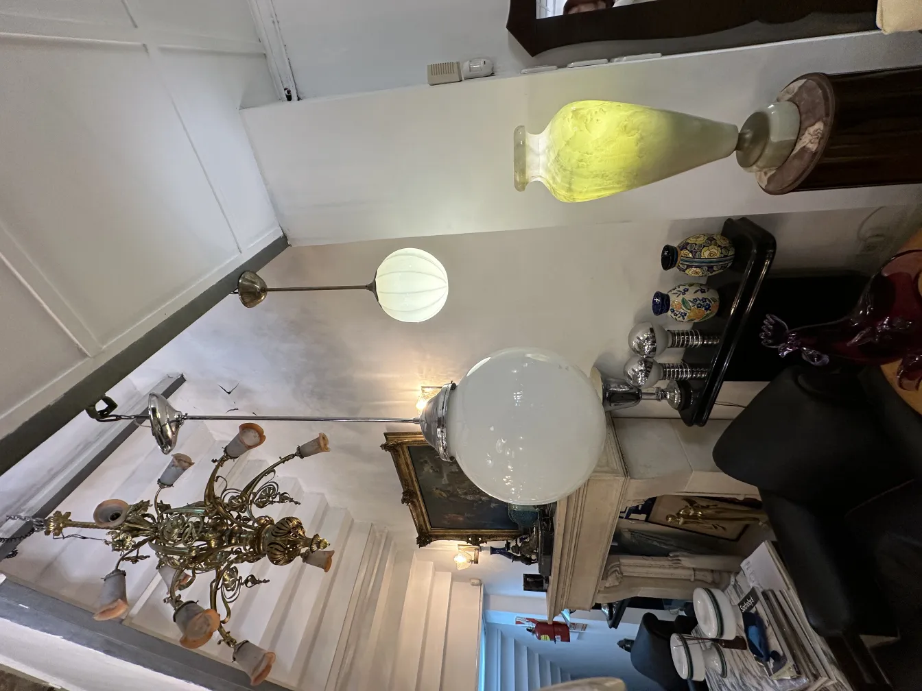 2 lámparas de mesa antiguas mostrando estilo decorativo