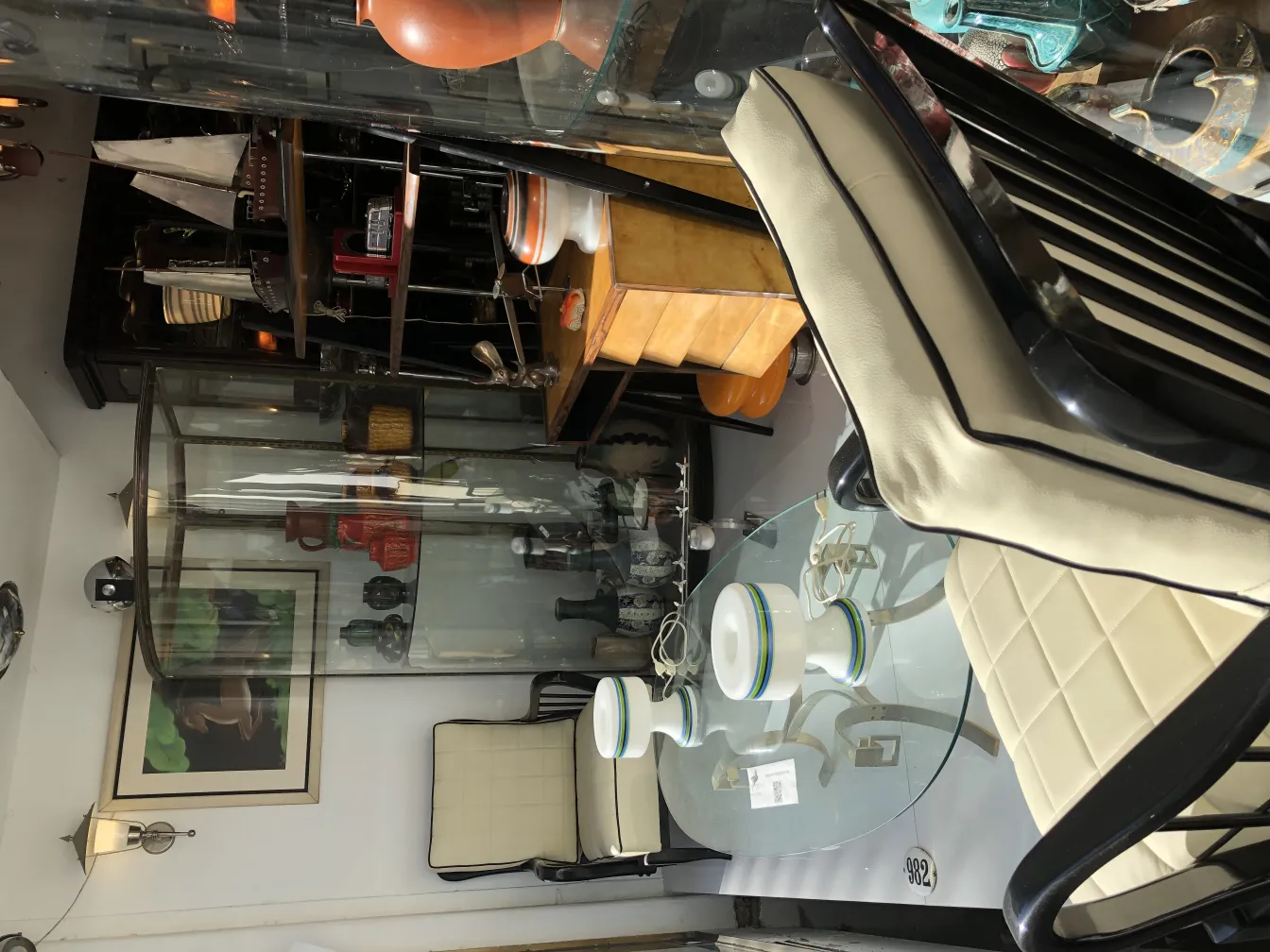 Deux lampes de table antiques dans un cadre sophistiqué